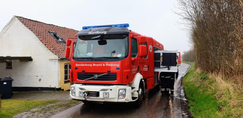 Brandbiler kørte ud til brand i en halmstak