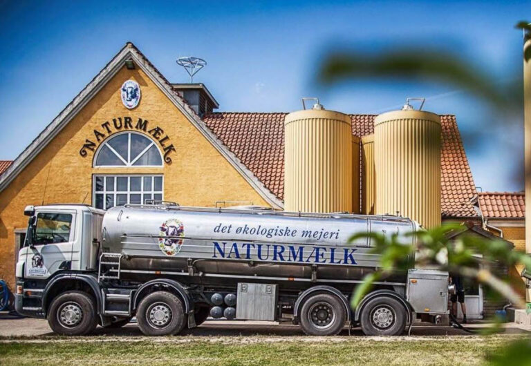 Naturmælks formand fortæller og serverer