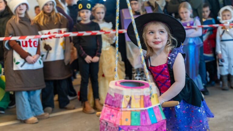 60 børn svingede køllerne på brandstationen i Ullerup