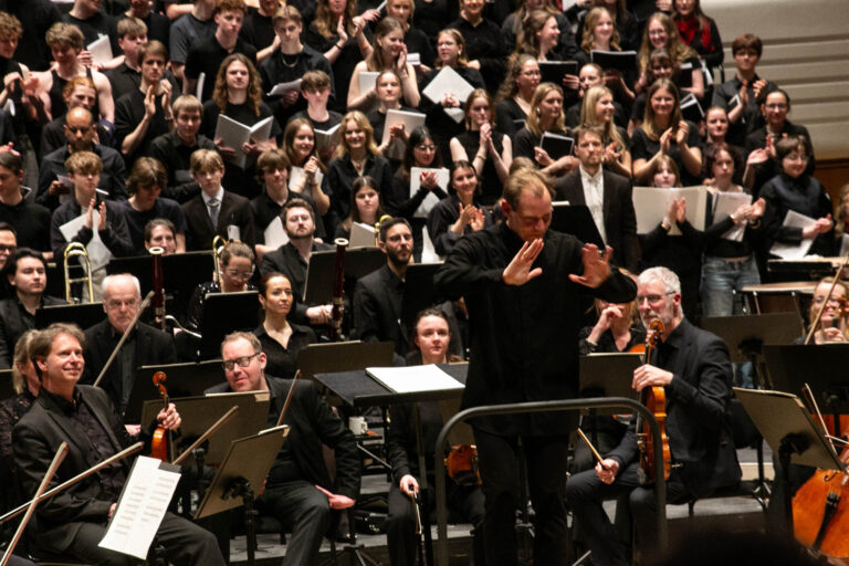 Stor korkoncert med et tonesprog som en kritiker fra Information