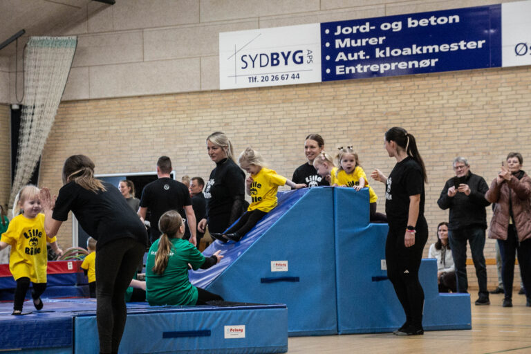 Glade gymnaster gav den gas