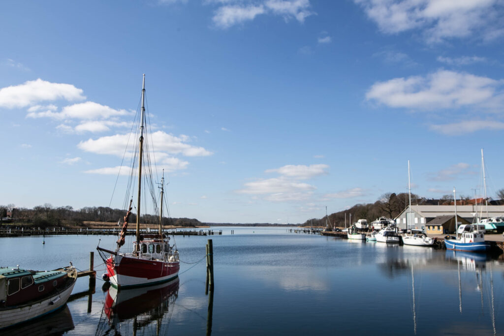 Venstre: Lad os nu komme i gang med Hertugernes Augustenborg