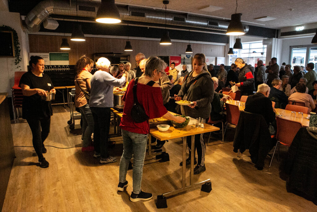 I SINDs Folkekøkken kommer man i snak med andre