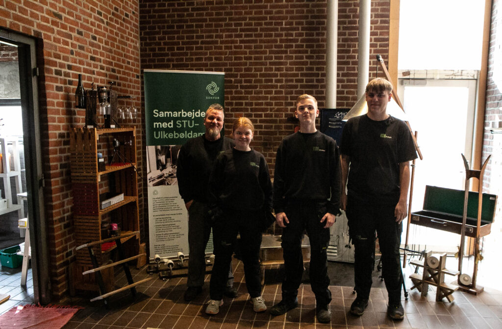 Kreative STU-elever giver nyt liv til ting i SONFORs genbrugsbutik