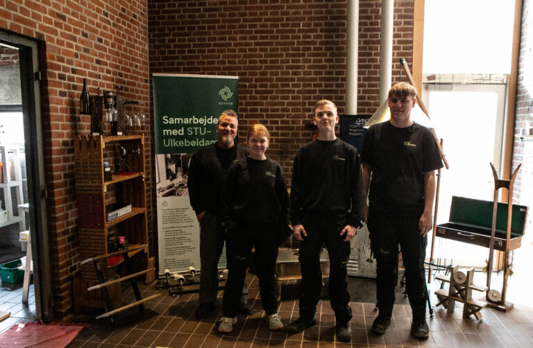 Kreative STU-elever giver nyt liv til ting i SONFORs genbrugsbutik