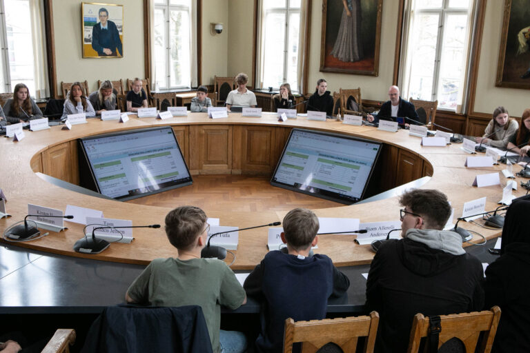 Elevrådene fordelte en hel million kroner mellem sig