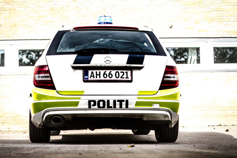 Bil kørte end i tagrenden på et hus