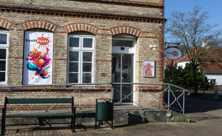 Fernisering på værker fra 14-årig kunstner og 20 andres værker i KunstPunkt