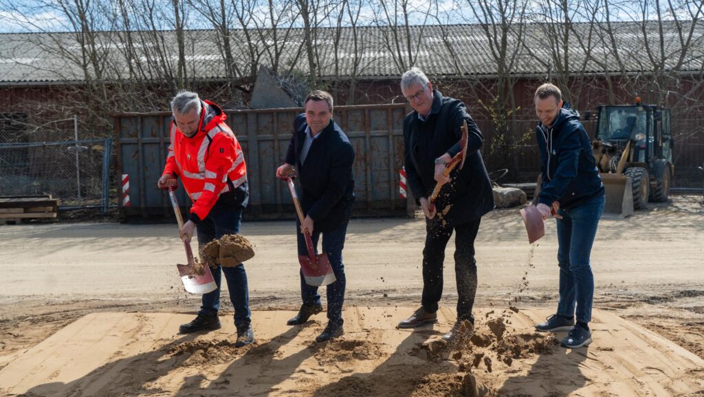 Første spadestik til nyt butikscenter