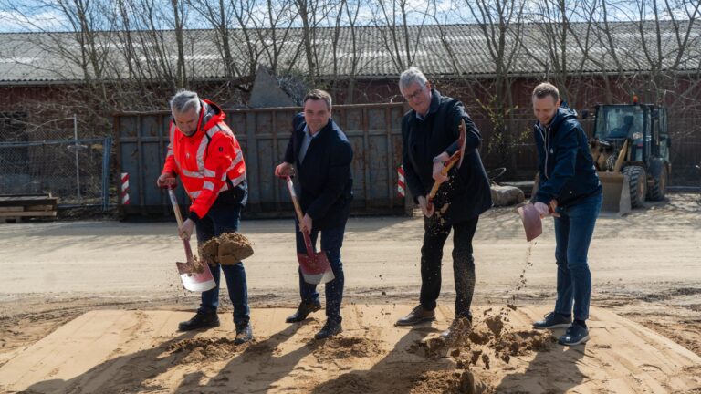 Første spadestik til nyt butikscenter