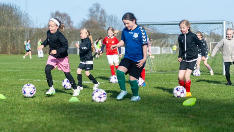 Gittes boldpiger er endelig kommet på græs igen