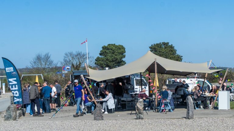 Sol, hotdogs og kø ved den nye strandgrill