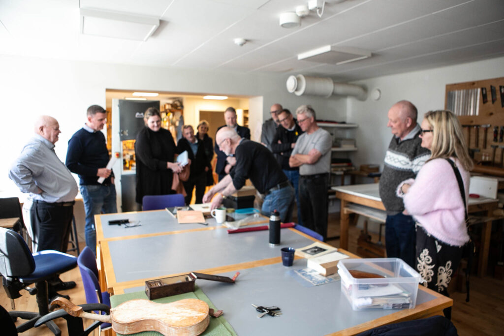 Politikere på besøg hos fællesskabet Husflidskolen