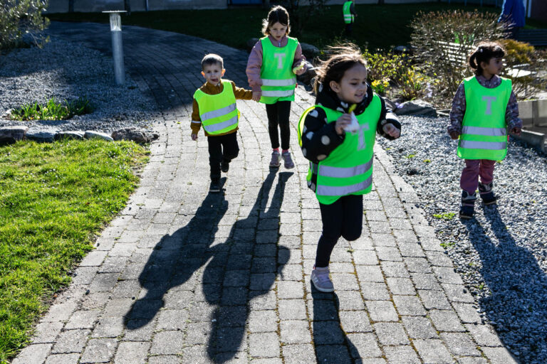 Børn fandt påskeharer og kyllinger i plejecentrets have