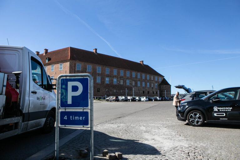 Parkering ved slottet bliver tidsbegrænset