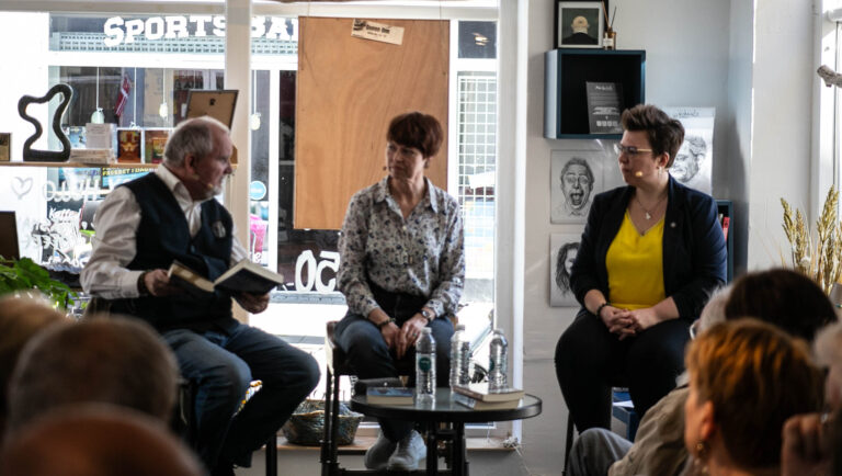 Brecklings Bogcafé: Fordomme og svigt holder to forfattere skrivende