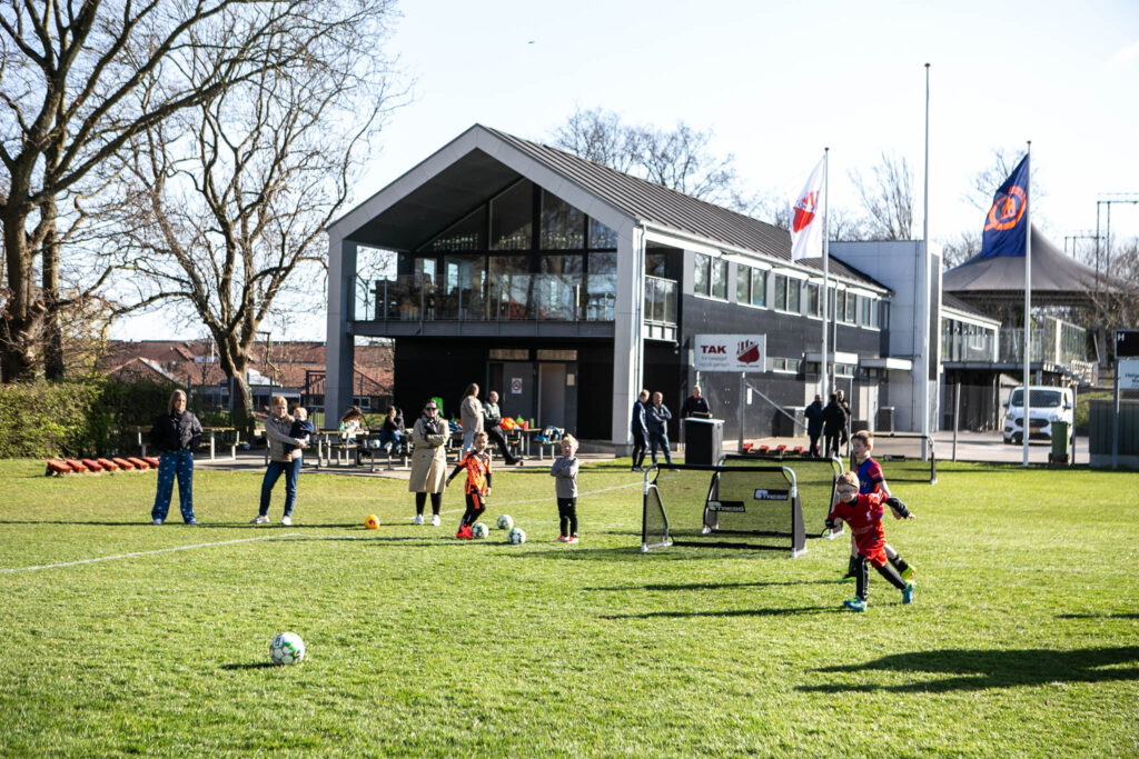 Fodboldbørnene kom på græs