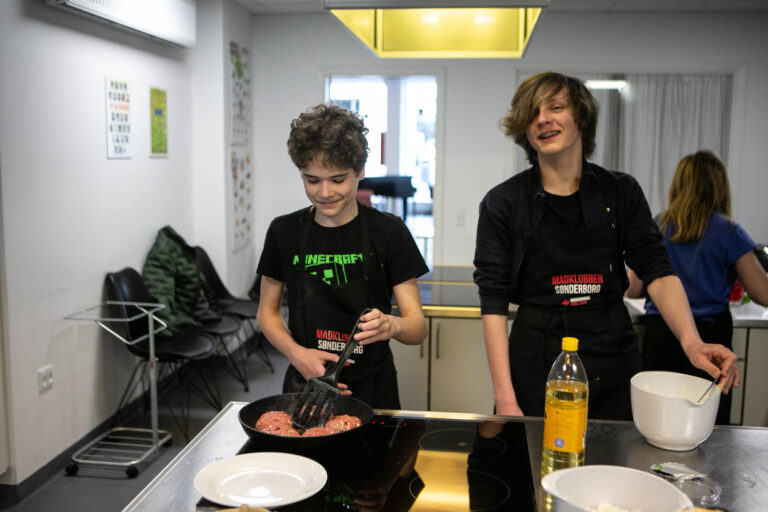 Børnegruppe lavede mad med Ungdommens Røde Kors