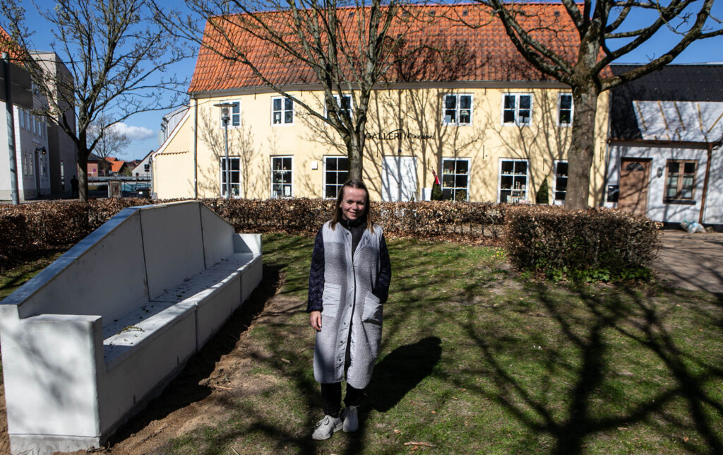 Galleri Mindedahl og murerlærlinge samler byens vartegn i en ‘omsorgsbænk’