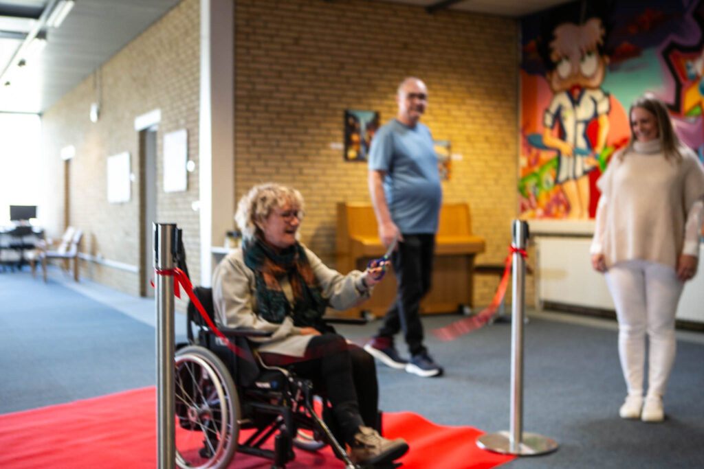 Trods lammelse lærte Anette Arnold at male billeder