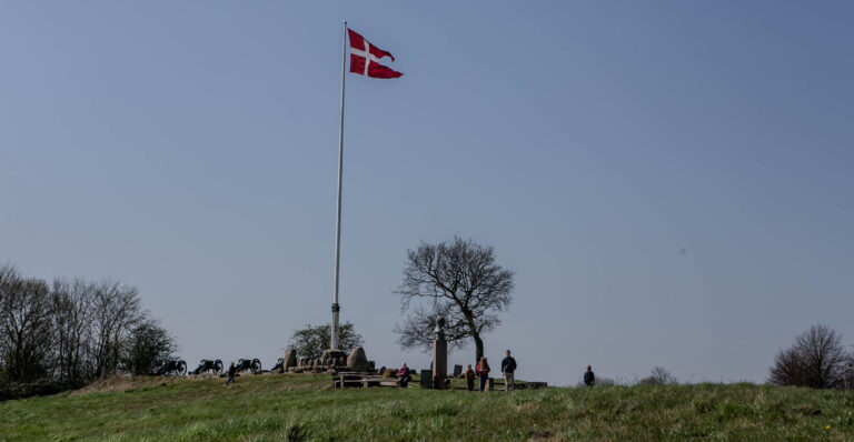 Dybbøldagen begynder med at hejse flaget på Dybbøl Banke