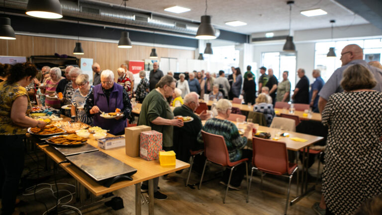 100 kom til Påskefrokost i SINDs Folkekøkken