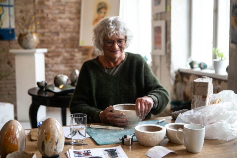 Hofrådens Hus udstiller strik, keramik, bark og malerier