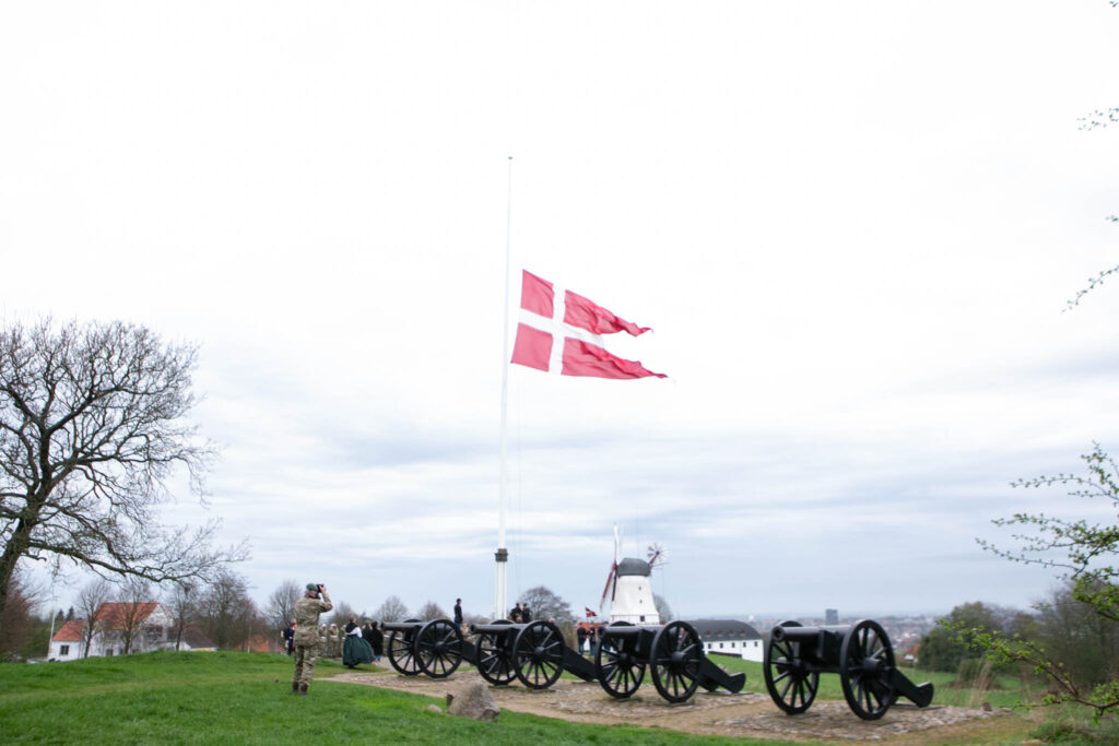 Flaget på halv på Dybbøl Banke