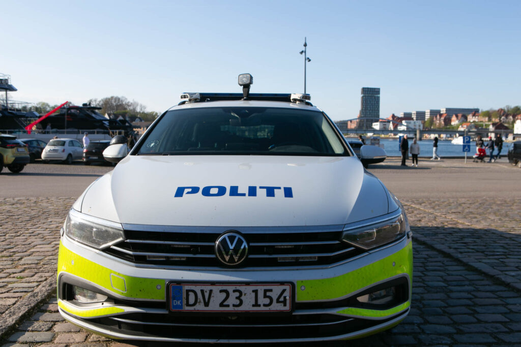 Så ung mand lave hærværk på en bil