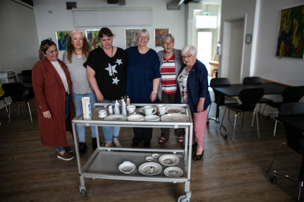 Aktive ældre maler masser af porcelæn