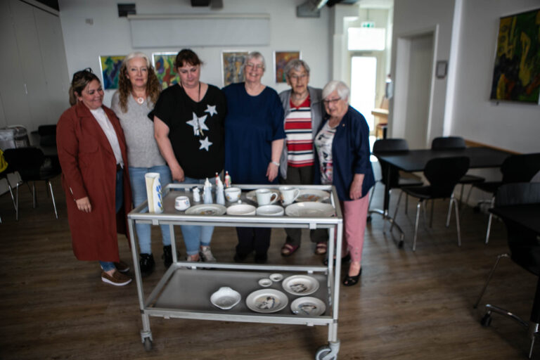 Aktive ældre maler masser af porcelæn