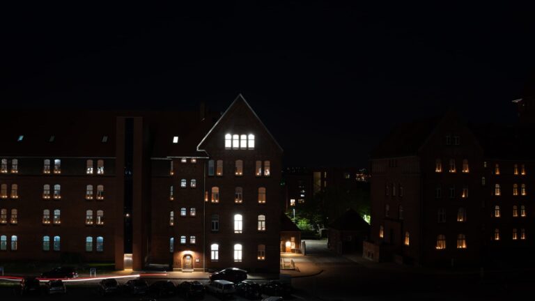 4. maj: AL-sang, fællesspisning og stearinlys i vinduerne