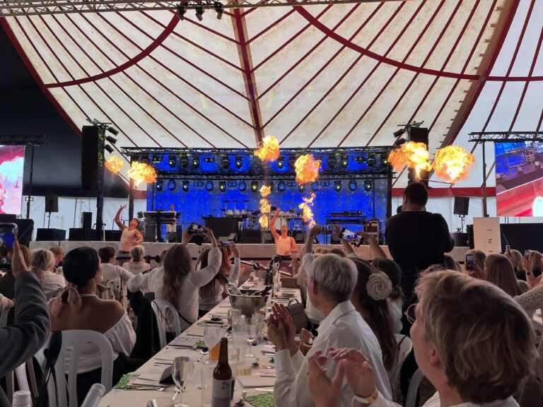 Damefrokosten – nu kan der købes billetter