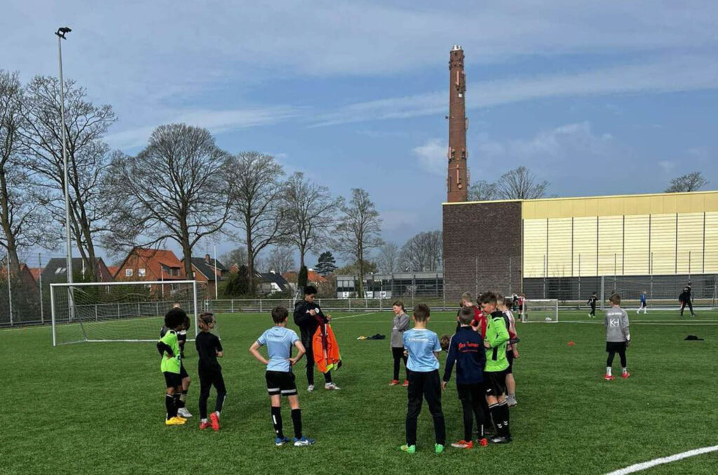 Debat: Håber ikke politikerne lovliggør en ulovlig kunststofbane