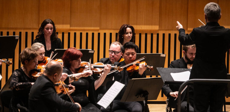 Stort orkester spiller stor musik i Alsions koncertsal