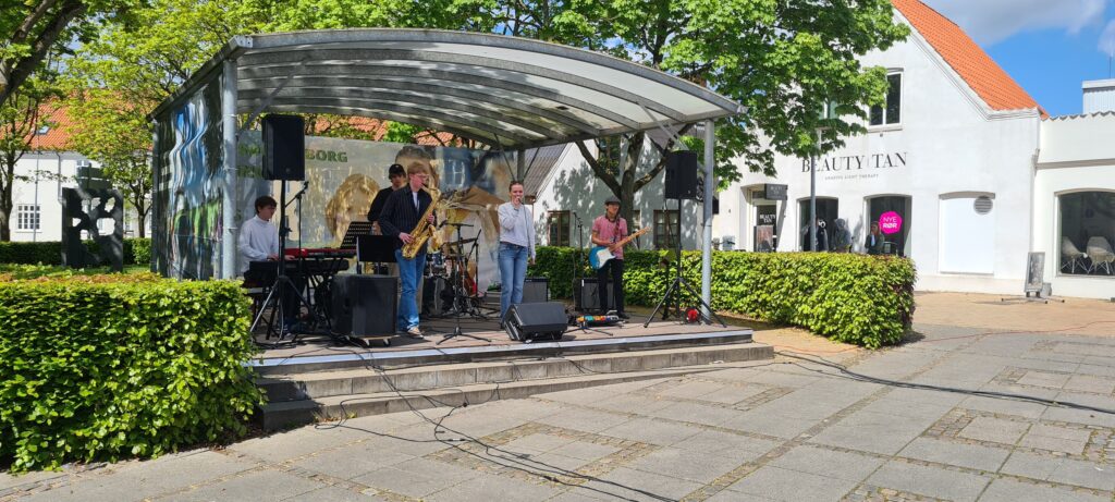 Musikskoletalenter spiller en open air-koncert