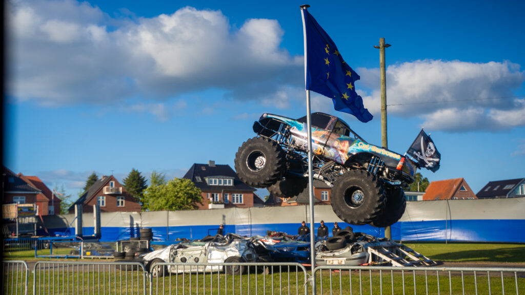 Kæmpe show med monstertrucks og en 4 årig stuntkører