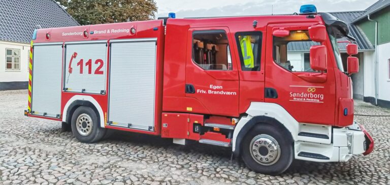 Brand i bil er årsagen til markbrand