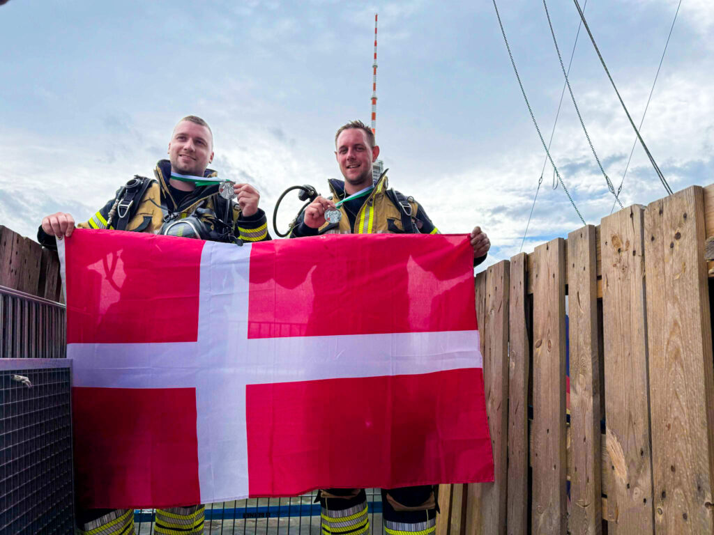 770 trin, 30 kilo gear og ingen vej udenom – Sønderborg-brandfolk tog trapperne til tops i Berlin