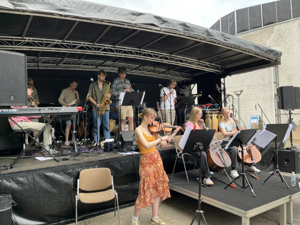 En farverig festdag med musik, dans og kreativitet