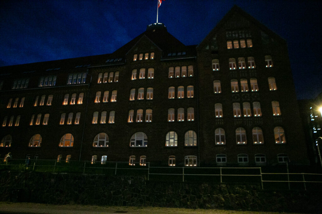 Alsang, lys i vinduerne og fyrværkeri