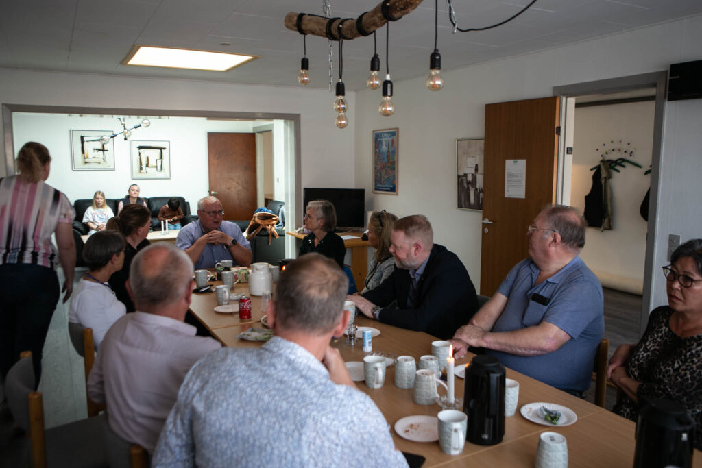 Lænken fik besøg af politikere