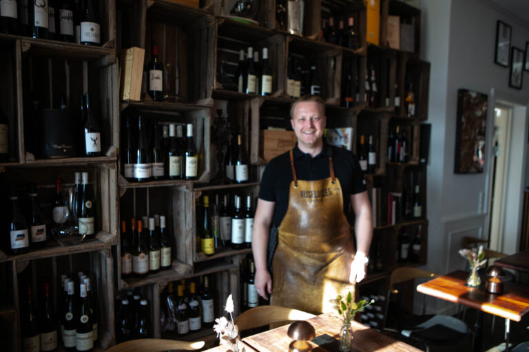 I Visselulles Vinbar glæder værten sig til lukningen af Sønder Havnegade