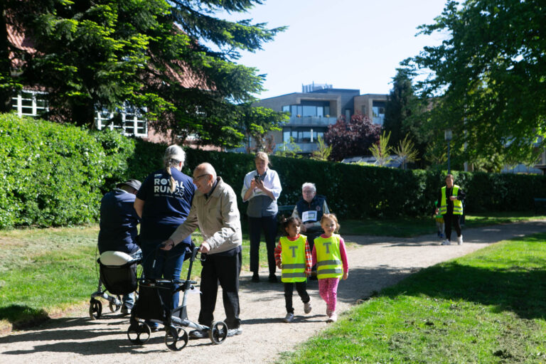 Festligt Royal Run med meget unge og også ældre deltagere