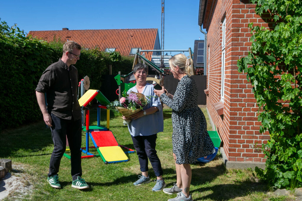 Jesper Kock gav et skulderklap til Linda Andreasen i Kløverhusene
