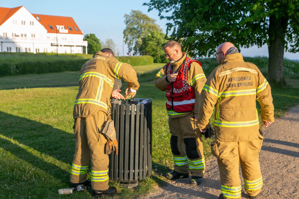 Meget lille brand slukket med en karton vand