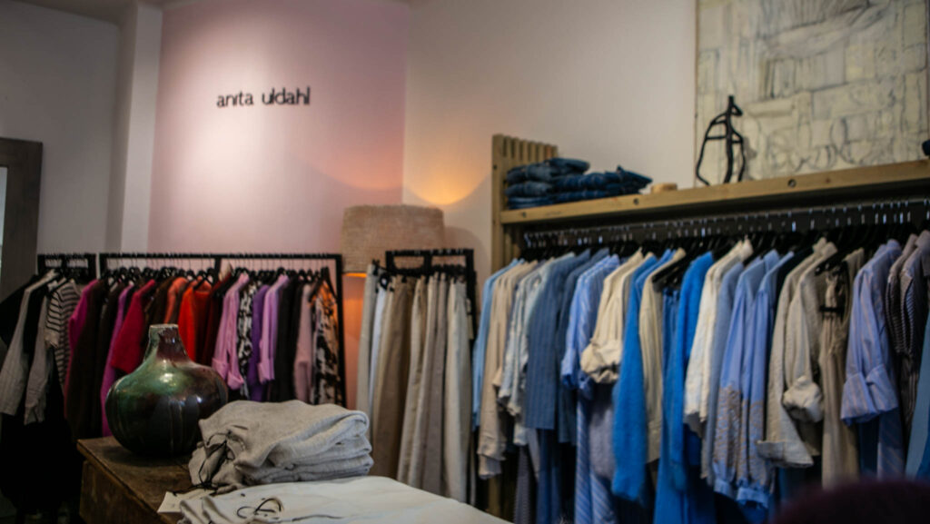 Nu kan du se, mærke og købe tøj fra Uldahl