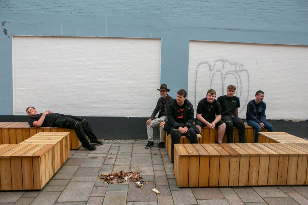 STU-elever stillede bænke op i gågaden