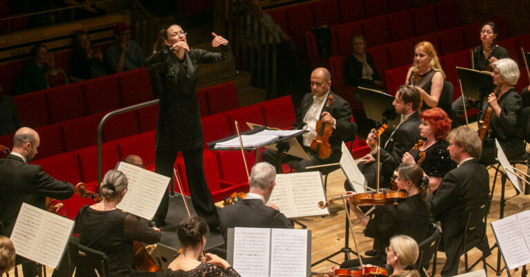 I Alsions koncertsal spillede et stort orkester stor musik