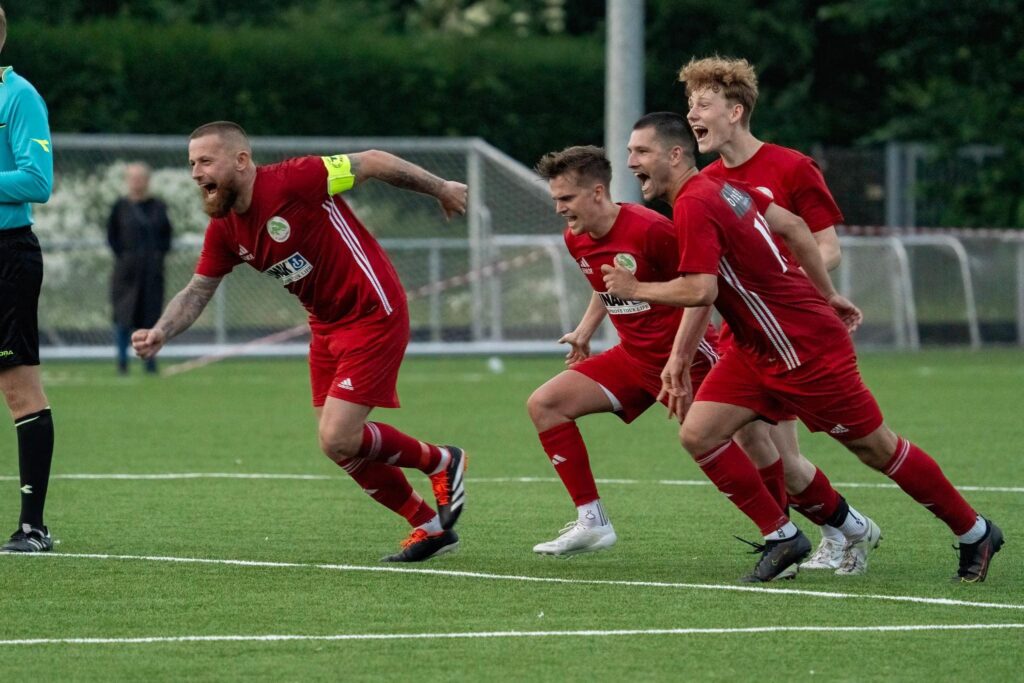 Pokalfodbold med fremtidigt rivalopgør i sigte